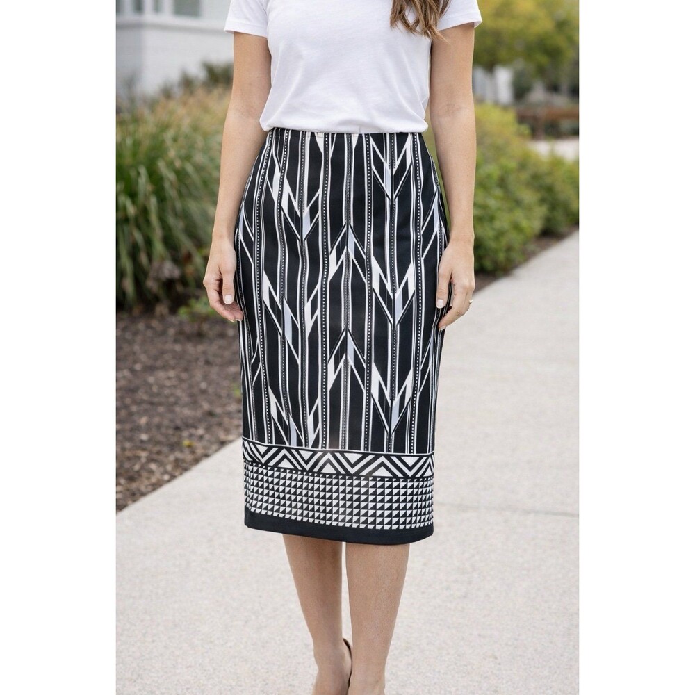 NY&Co Women’s size 8 Black/ White Geometric Design Pencil Skirt w/ back slit